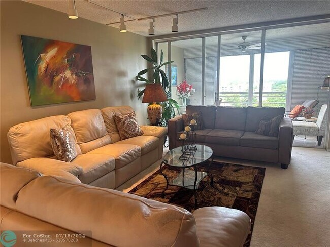 Foto del edificio - 605 Oaks Dr