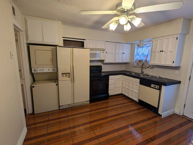 Building Photo - Charming 2BR Condo in Dallas