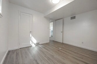 Building Photo - 915 E Ave E