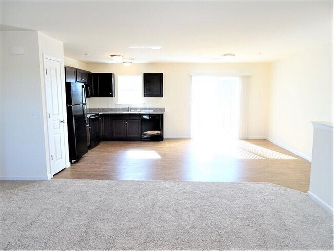 Building Photo - Bright & Sunny 2nd Floor, 3 Bedroom Apartment