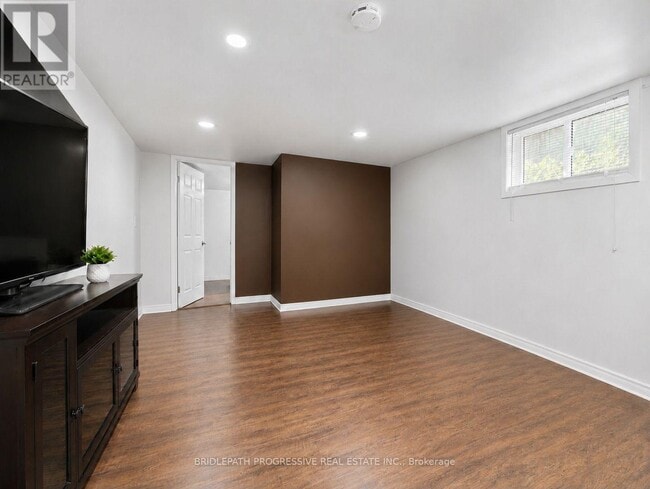 Building Photo - 621 Wychwood St