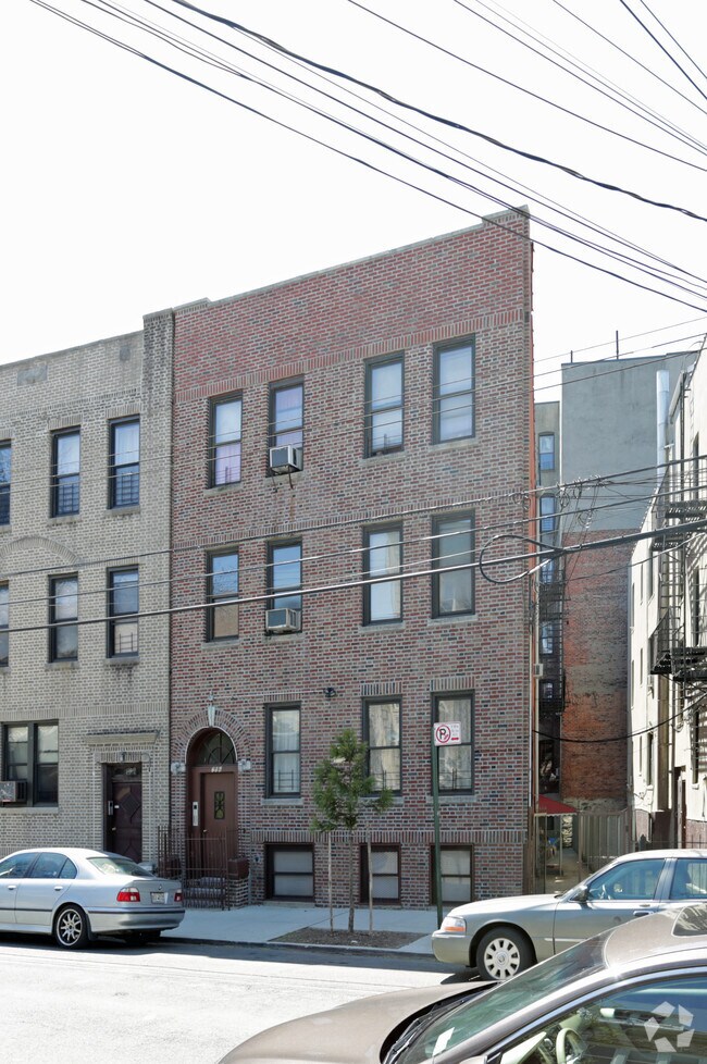 Building Photo - 756 S Oak