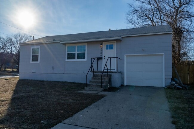 Building Photo - Beautifully Redone 2 Bedroom House! Available for Immediate Move in!