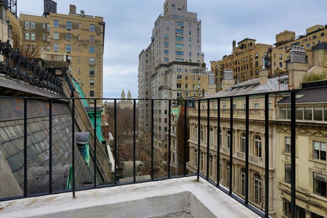 Building Photo - 24 E 73rd St