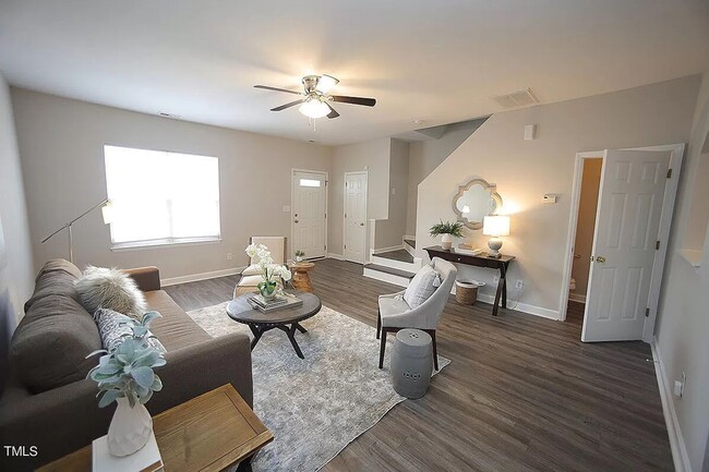 Building Photo - Spacious End-unit Townhome, LVP Floors, Op...