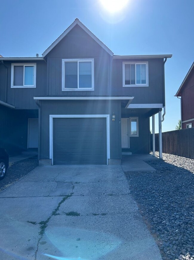 Building Photo - 3 Bedroom / 2.5 Bathroom Townhouse in SW Redmond