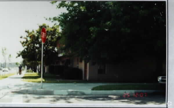 Building Photo - 949 N Vineyard Ave
