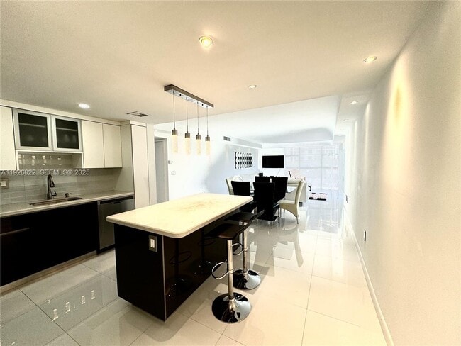 Building Photo - 3731 N Country Club Dr