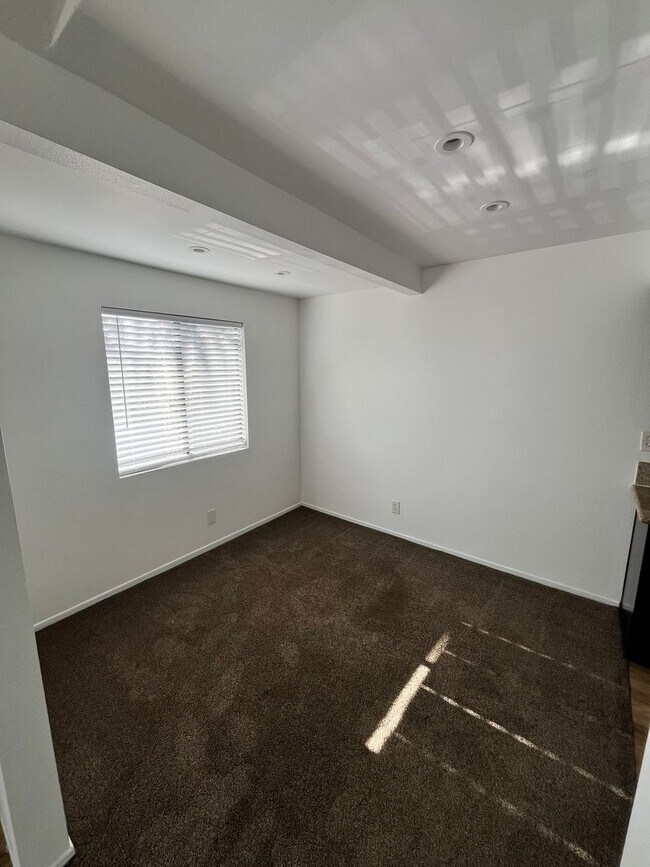 Building Photo - Beautifully Remodeled 2-Bed Condo with Private Patio in Casablanca