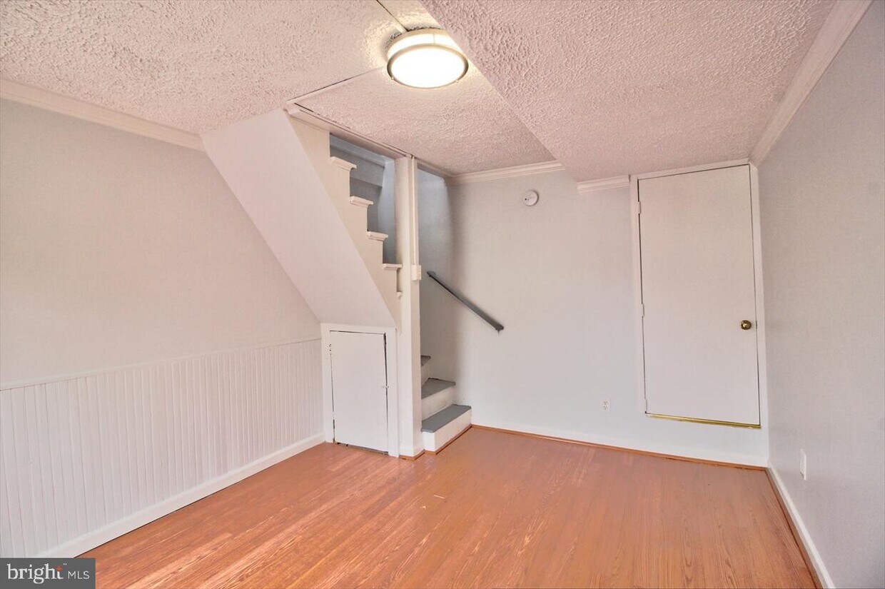 Primary Photo - 102 W 5th St
