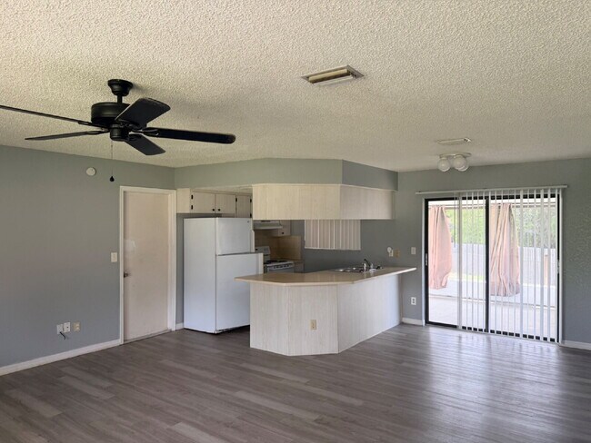 Foto del edificio - Adorable 2 Bedroom, 1 Bathroom, 1 Car Garage Home on a Large Corner Lot for rent.