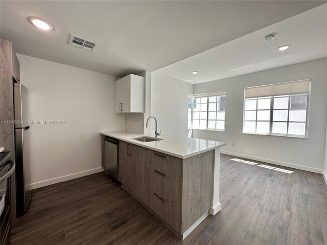 Building Photo - 1560 Euclid Ave