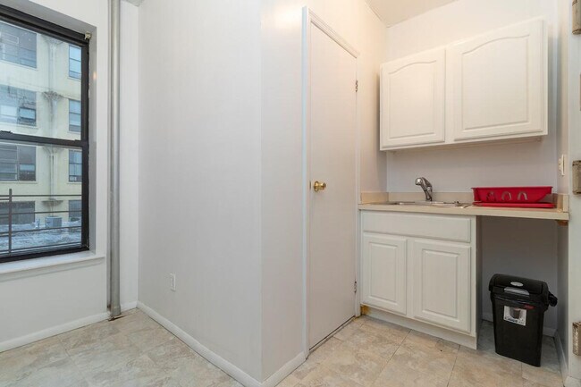 Foto del edificio - 331 E 92nd St