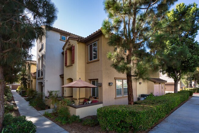 Foto del edificio - Beautiful Townhome in the heart of East Lake!