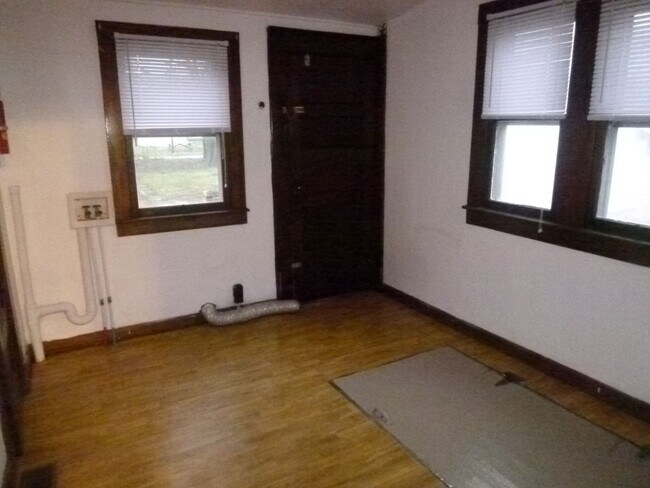 Building Photo - 3 Bedroom Home with Washer/Dryer Hook up