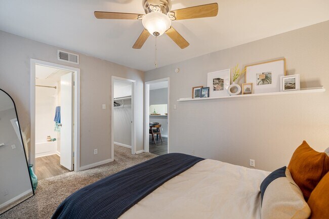 Foto del edificio - 8701 Town Park Dr