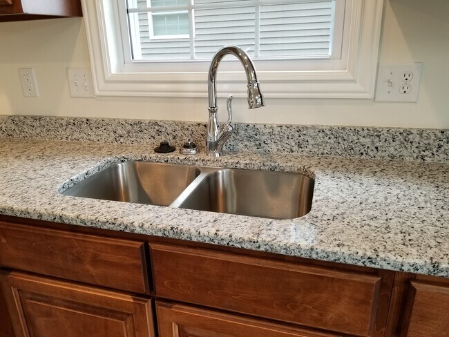 Foto del edificio - BEAUTIFUL TOWNHOUSE IN BLOOMINGTON, Great Deal!