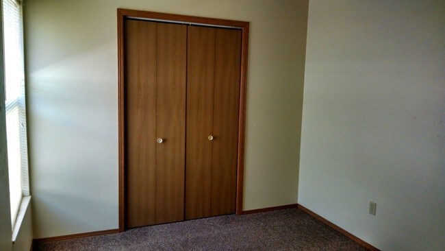 Dormitorio - 730 W 12th St