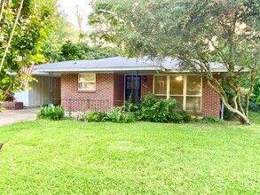 Building Photo - 407 Lakeview Dr