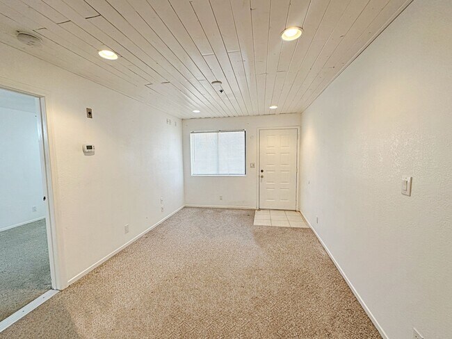 Foto del edificio - 1 BEDROOM 1 BATH DOWNSTAIRS CONDO
