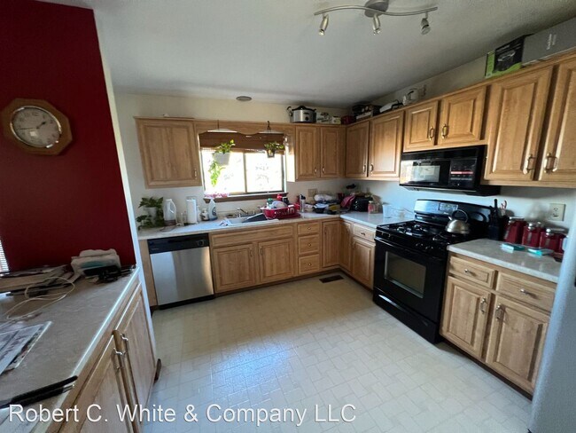 Building Photo - 2 br, 1.5 bath House - 33 Sherman Lane