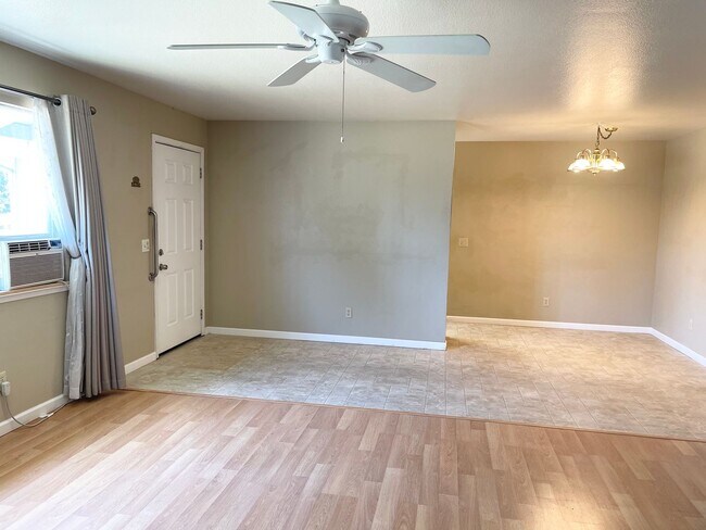 Foto del edificio - Centrally Located 3 Bedroom Duplex in Wind...