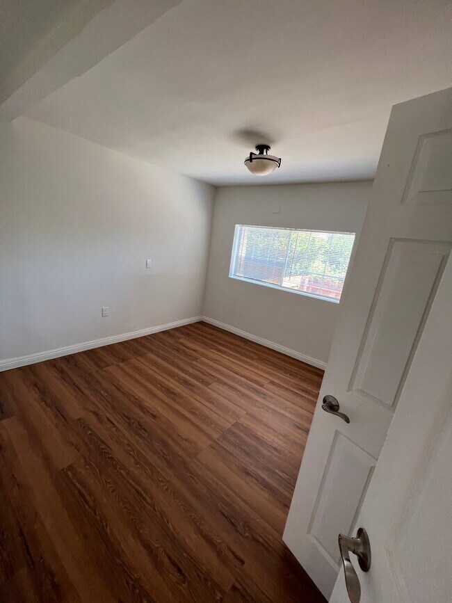 Foto del edificio - 4325 Briggs Ave