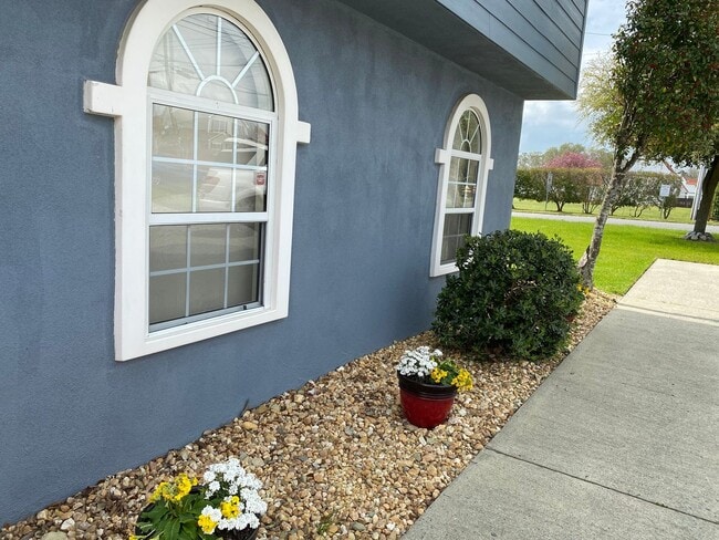 Building Photo - 805 W 2nd St