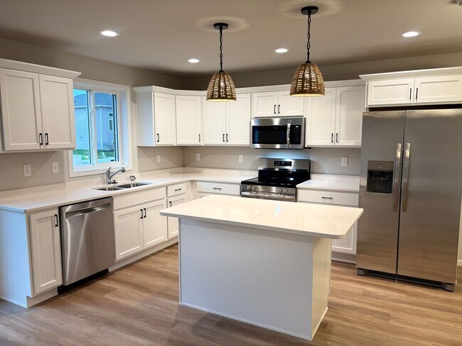 Building Photo - Spacious & Stylish 3-Bed Home with Modern ...