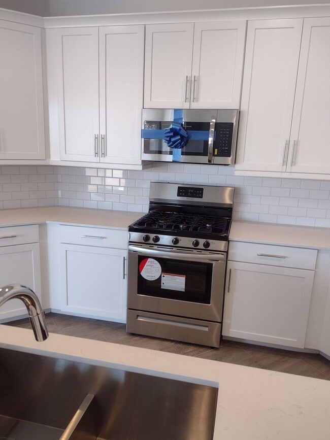 Building Photo - NEWER BUILD IN BEAUTIFUL GATED PHOENIX COMMUNITY!
