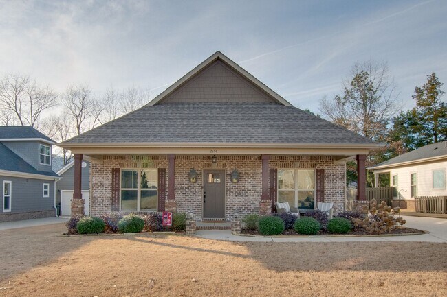 Building Photo - Adoreable 3 Bedroom 2 Bathroom Home in Nat...