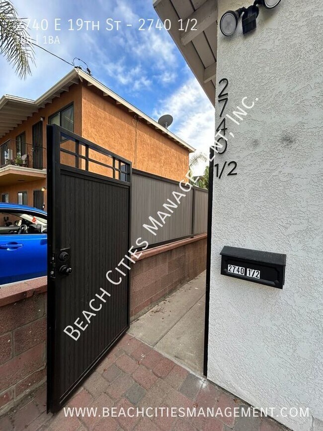 Building Photo - Pet-Friendly Duplex with Parking & Air Con...