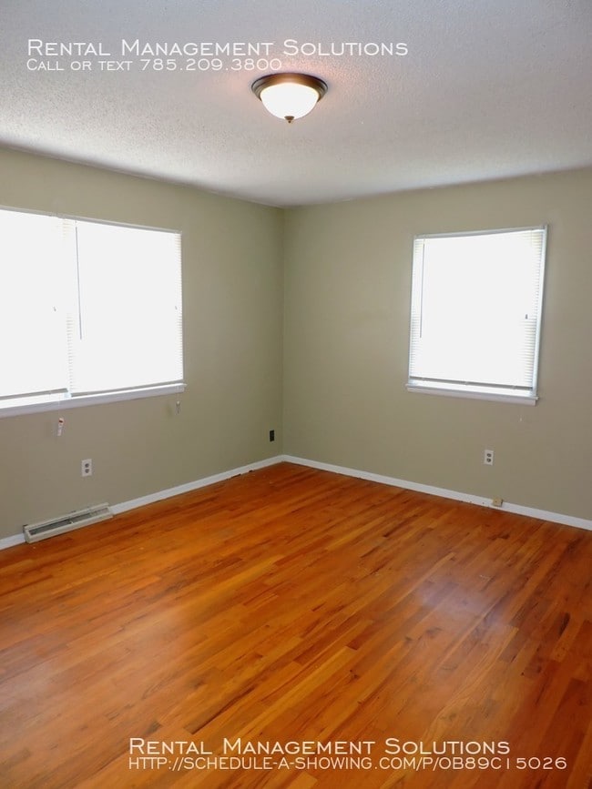 Building Photo - 340 NE Edgewood Dr