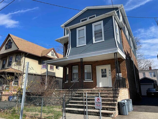 Building Photo - 18 Warner Ave