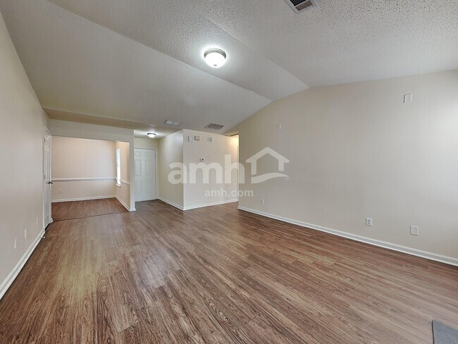 Foto del edificio - 271 Village Dr