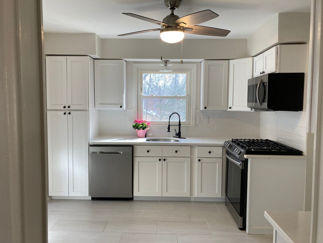 Kitchen - 162 Railroad Ave