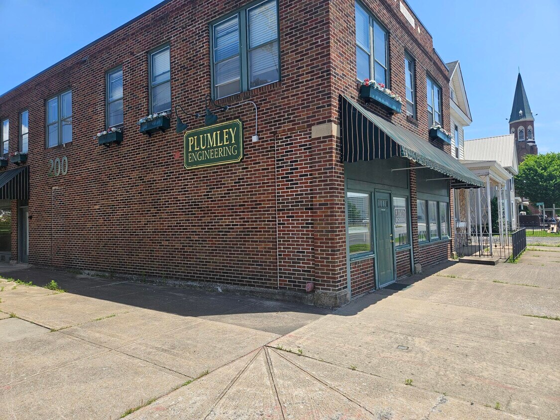 Primary Photo - 200 N George St