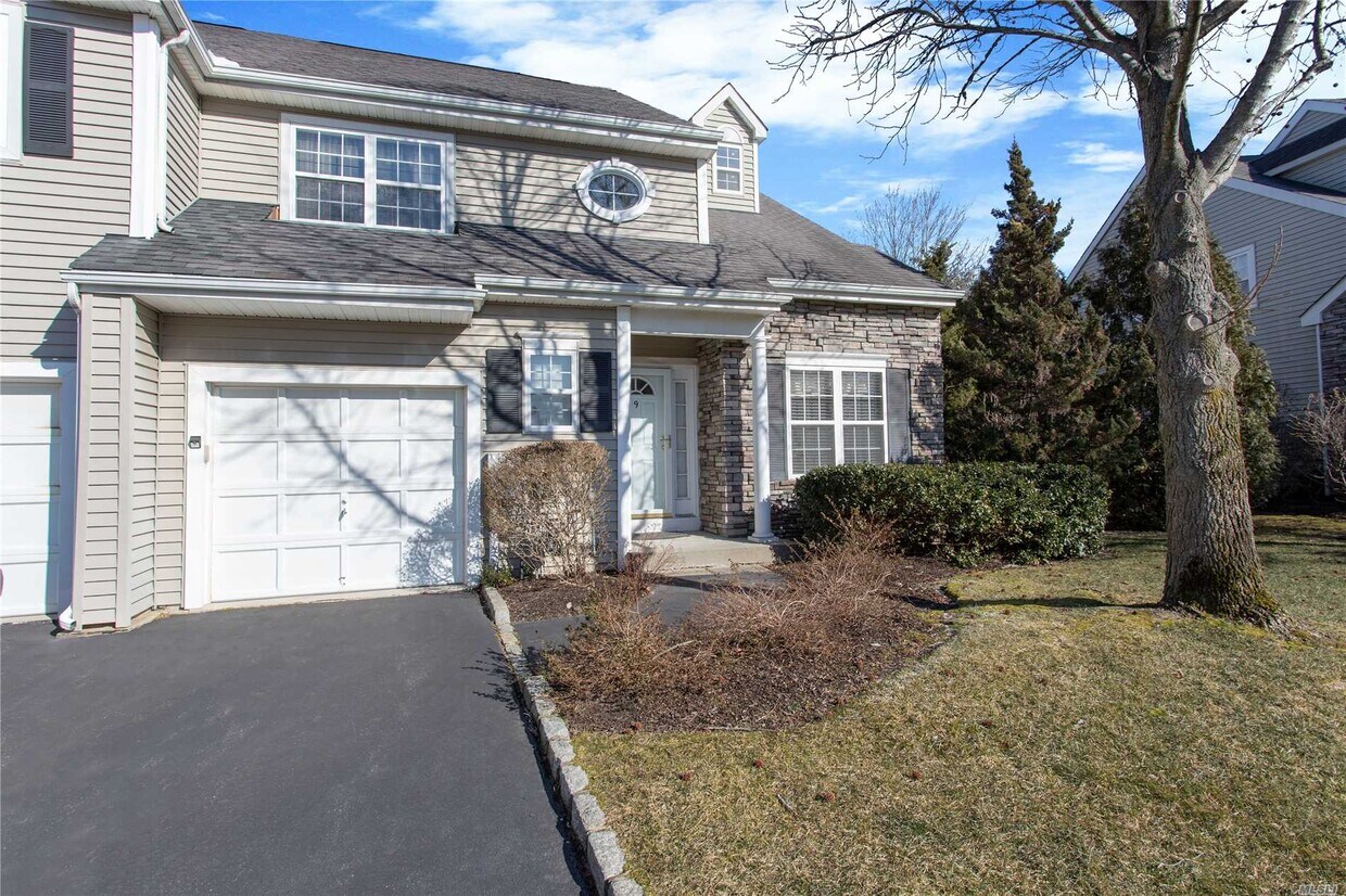 9 Scarborough Dr, Smithtown, NY 11787 Condo for Rent in Smithtown, NY