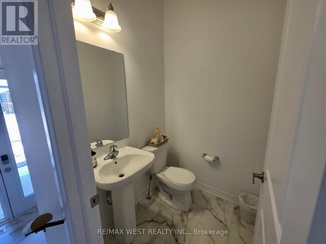 Building Photo - 889 Douro St