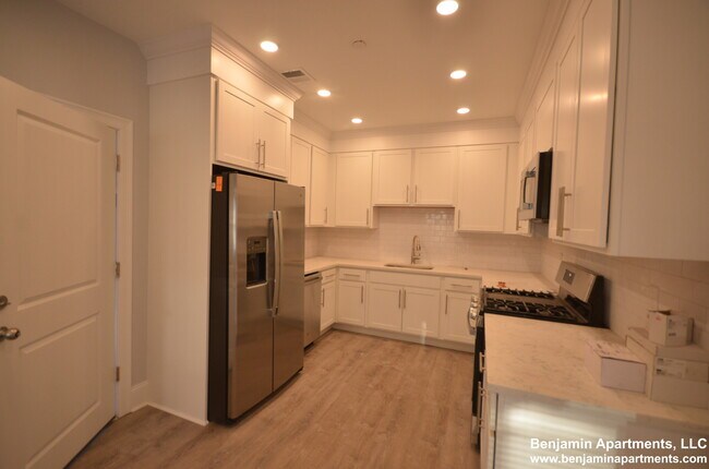 Building Photo - 128 Kenrick St