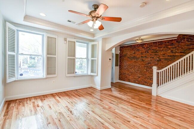 Building Photo - 601 Kenyon St NW