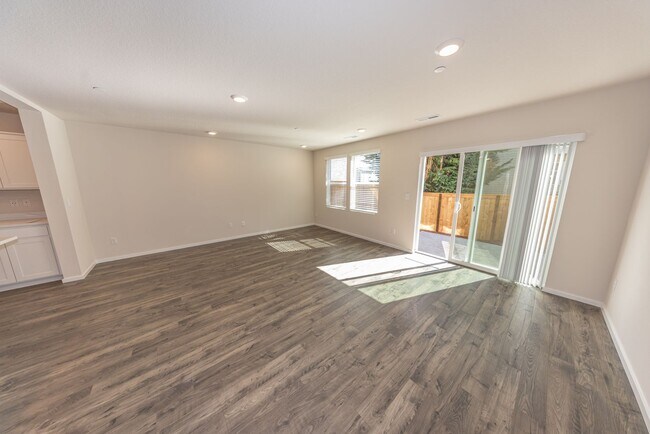 Foto del edificio - Brand New! - 3 Bedroom Townhome in Brush P...
