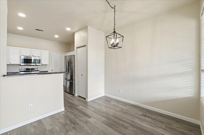 Foto del edificio - 1633 E Lakeside Dr