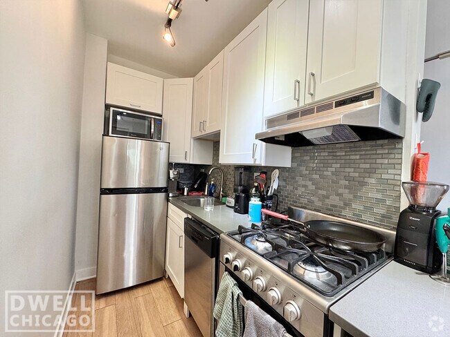 Building Photo - 541 W Belmont Ave