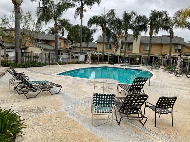 Foto del edificio - FOR LEASE 3 BEDROOM 2.5 BATH 2 Story Condo...