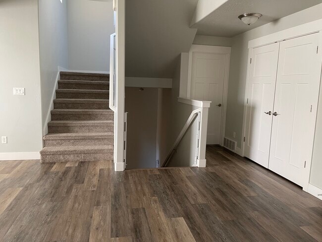 Building Photo - 865 S Aspen Wy