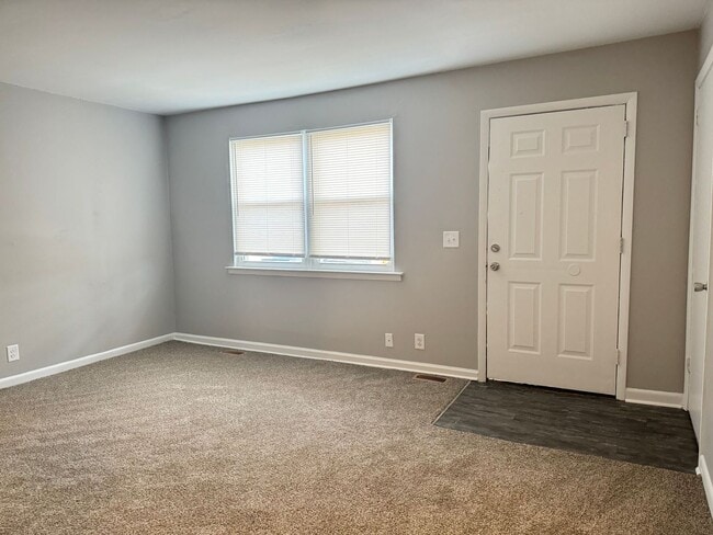 Building Photo - Cute 3 Bed/1 Bath off Cunningham Lane! New Carpet!