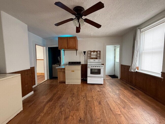 Building Photo - 977 Riverside Dr