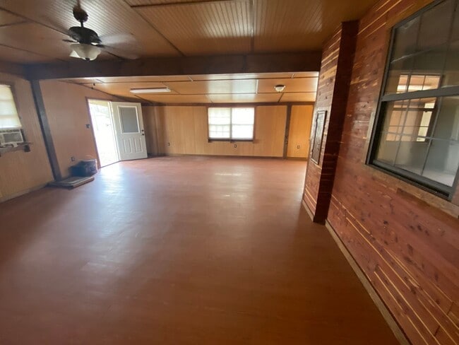 Building Photo - 205 Main