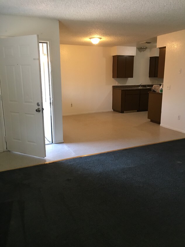 Looking from living from to dining room & kit - 60 S Rogers Ln